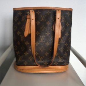 Louis Vuitton bucket PM monogram shoulder bag